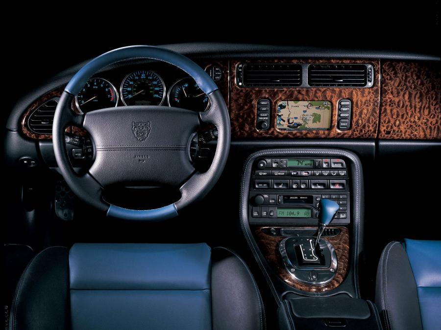  Jaguar XKR Portfolio Convertible 2004 года  (фото 2 из 4)